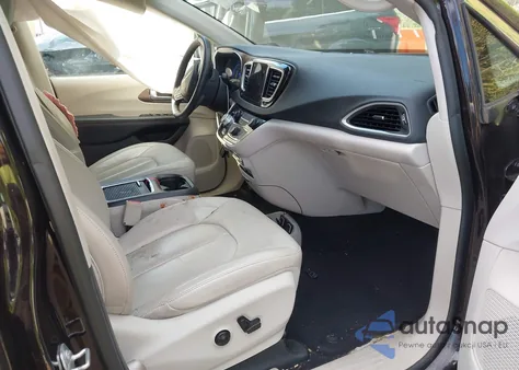 2017 Chrysler Pacifica Touring-L Plus z USA, uszkodzony, nr VIN 2C4RC1EG0HR656176